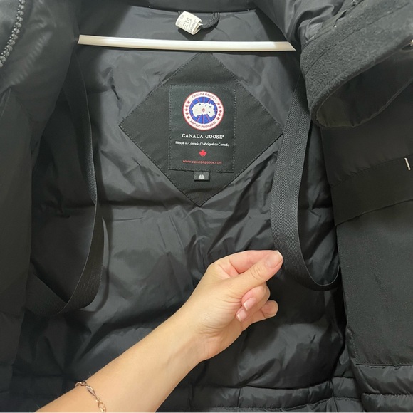 CANADA GOOSE - Buttoned/ Zippered Winter Coat - Mint Condition - Women’s M - Picture 10 of 14